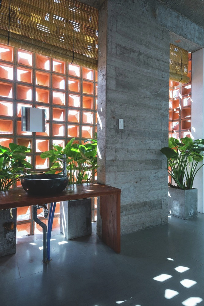 Cây xanh được đưa vào tòa nhà một cách tự nhiên ở các khoảng đệm, hành lang, ban công, giếng trời như một giải pháp làm mát và phủ xanh.