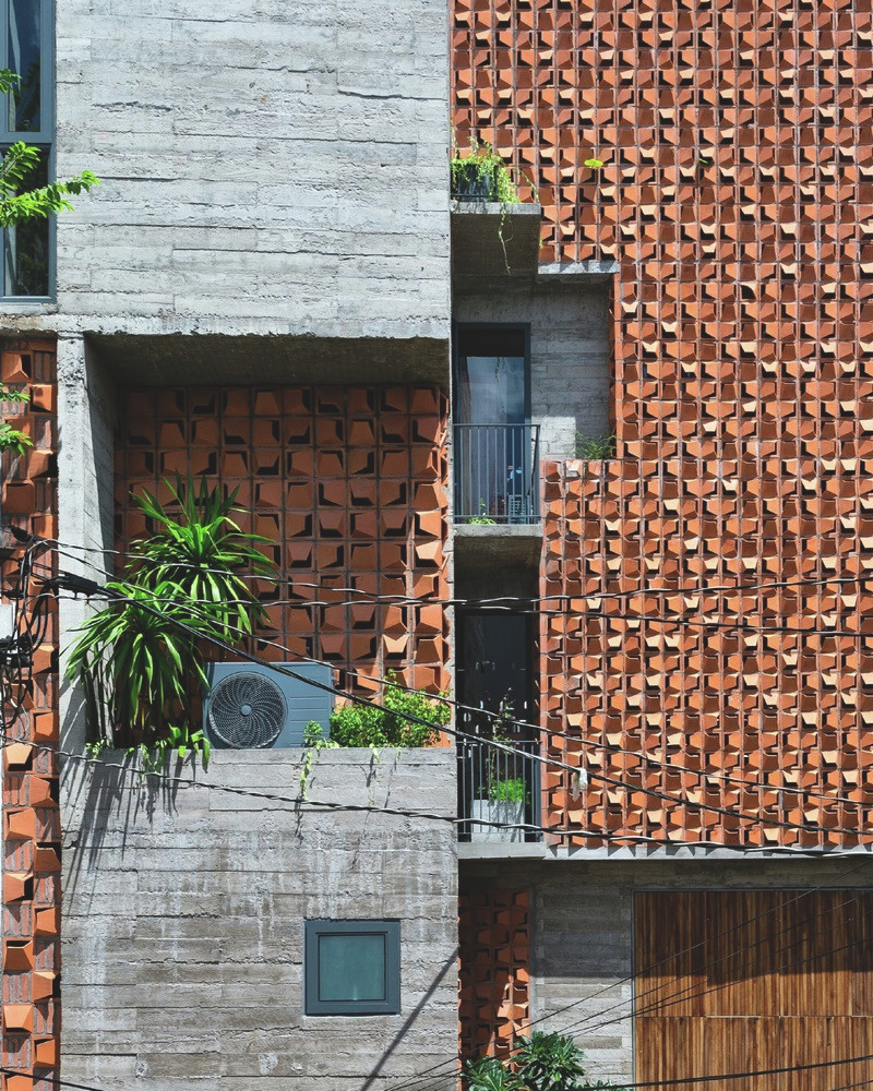 Do đó, kiến trúc sư sử dụng giải pháp “hai lớp áo” với lớp vỏ ngoài là gạch bông gió làm từ đất nung, được gia chế thêm một góc vát cho tường ngoài của căn nhà giúp làm mát cho công trình.