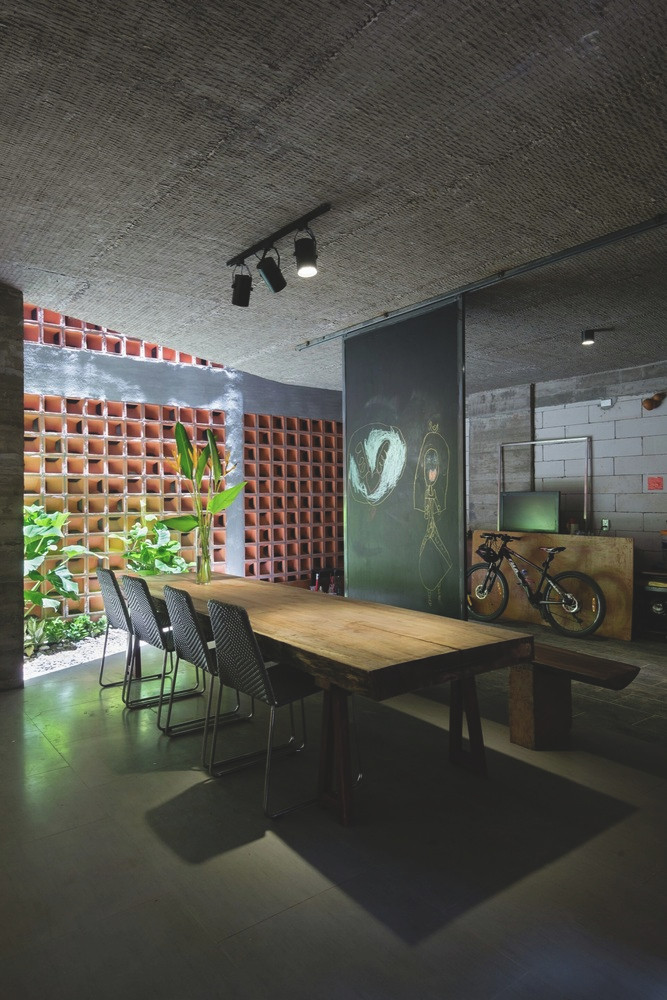 Người thiết kế giữ nguyên lớp phên tre mộc mạc khi đổ trần bê tông giúp trần mát hơn.