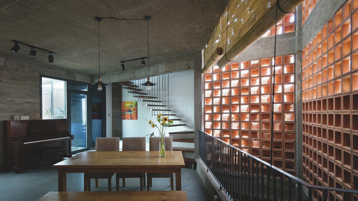 Gỗ tự nhiên sau khi sử dụng làm cốp pha được tái chế để làm bàn ghế, cửa đi, cửa sổ...