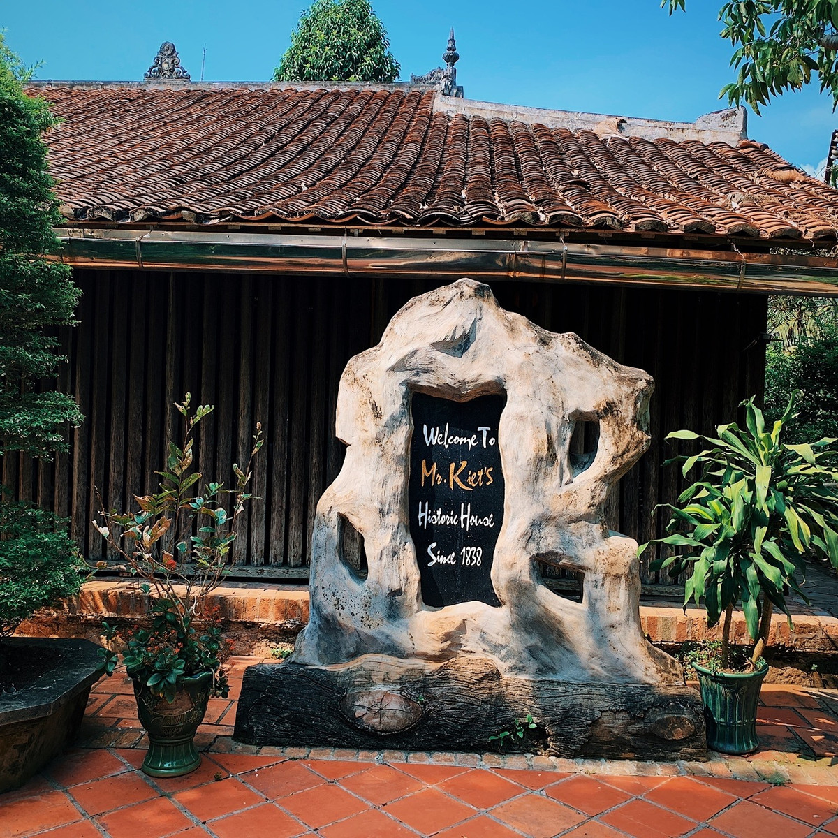 Ngôi nhà được xây trên diện tích 1.000 m2 vào khoảng năm 1838 với lối kiến trúc kiểu chữ Đinh gồm 3 gian, 2 chái. Ảnh: FB Nha co ong Kiet