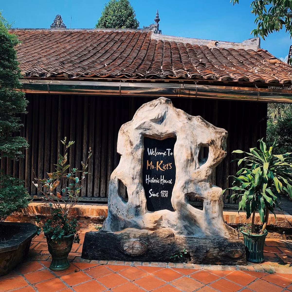 Ngôi nhà được xây trên diện tích 1.000 m2 vào khoảng năm 1838 với lối kiến trúc kiểu chữ Đinh gồm 3 gian, 2 chái. Ảnh: FB Nha co ong Kiet