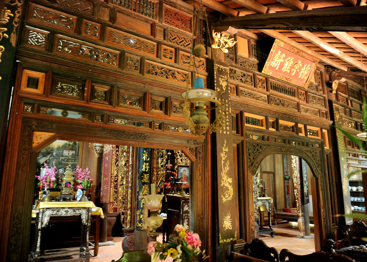 Trên bộ kèo, cột, xiên và vách của ngôi nhà là các hoa văn được chạm khắc công phu. Ảnh: Thamhiemmekong