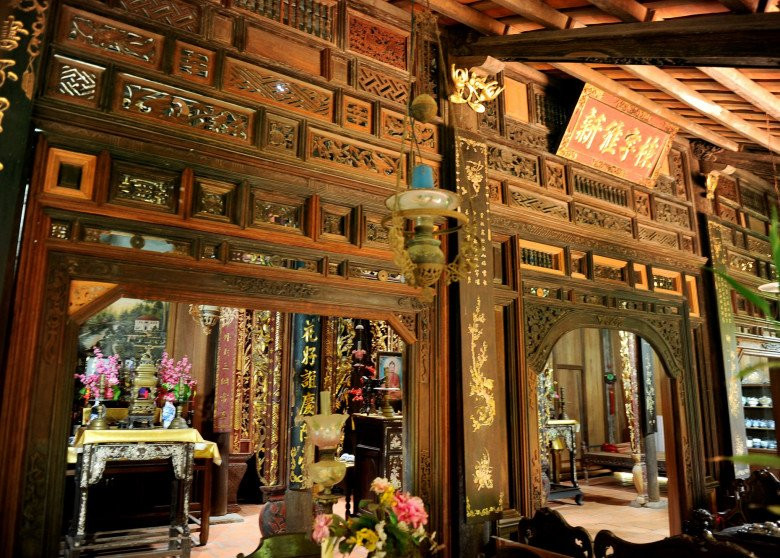 Tất cả đèn trong căn nhà cổ đều là đèn dầu. Chúng được treo với những sợi dây đúc hoa văn cầu kỳ. Ảnh: Facebook