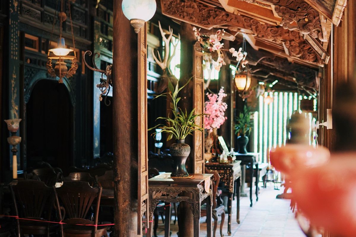 Năm 2002, tổ chức JICA Nhật Bản sang khảo sát và xác định ngôi nhà cổ ông Kiệt là một trong những căn nhà đẹp nhất Việt Nam, nhưng đang xuống cấp nghiêm trọng, nên quyết định đầu tư trùng tu, đồng thời nhận bằng chứng nhận Di sản Văn hóa do tổ chức UNESCO châu Á trao tặng. Ảnh: FB Nha co ong Kiet