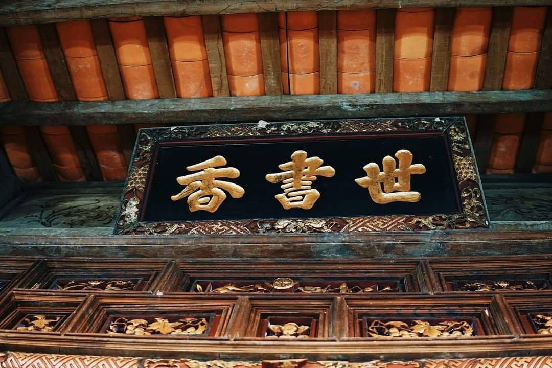 Bức Hoành phi được treo cao nhất tại không gian thờ cúng hơi nghiêng về phía trước. Ảnh: FB Nha co ong Kiet