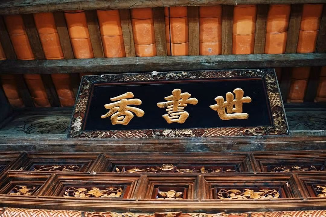 Bức Hoành phi được treo cao nhất tại không gian thờ cúng hơi nghiêng về phía trước. Ảnh: FB Nha co ong Kiet