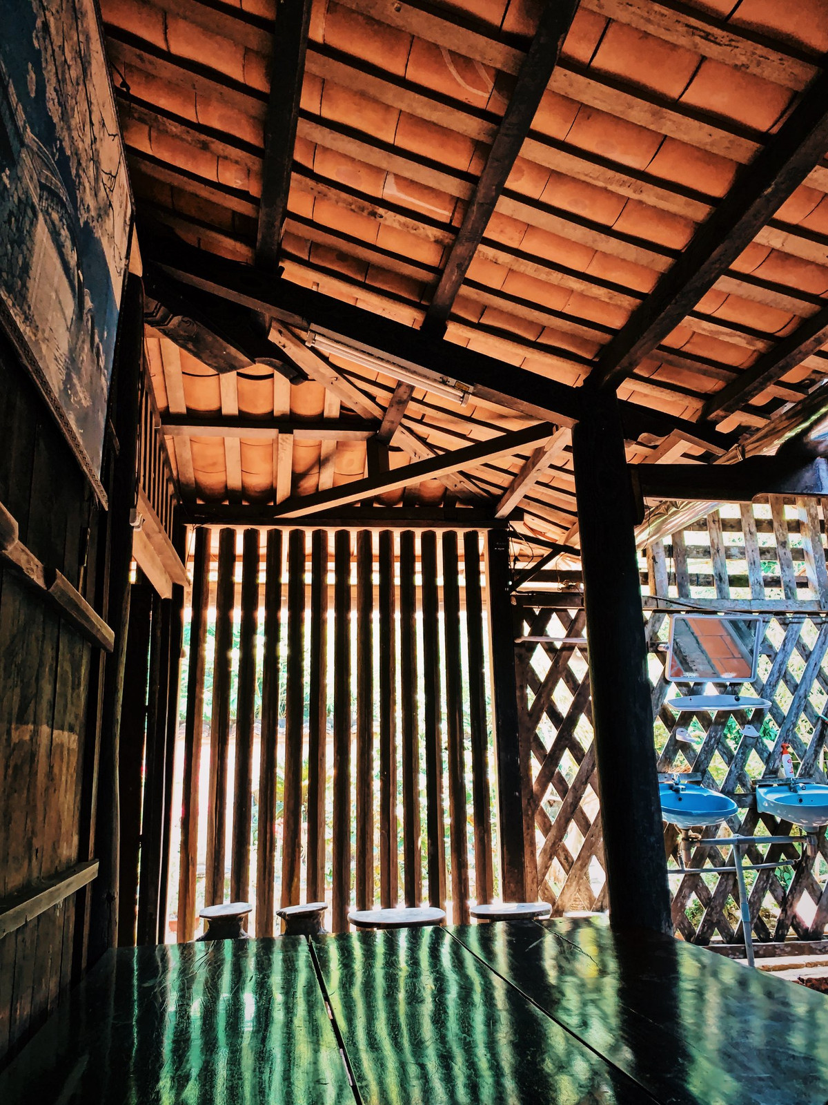 "Thượng song hạ bản" là một trong những quy thức kiến trúc cổ Việt Nam được áp dụng trong quá trình xây dựng tại nhà cổ Ông Kiệt. Ảnh: FB Nha co ong Kiet