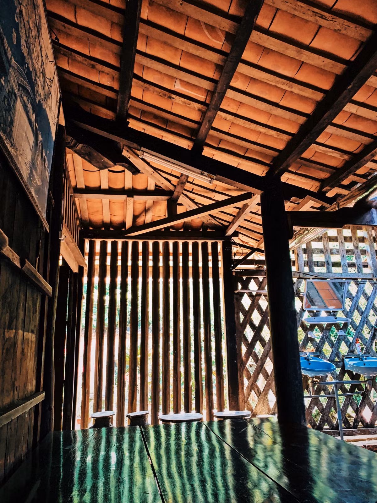 "Thượng song hạ bản" là một trong những quy thức kiến trúc cổ Việt Nam được áp dụng trong quá trình xây dựng tại nhà cổ Ông Kiệt. Ảnh: FB Nha co ong Kiet