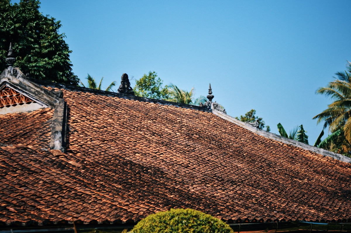 Mái lợp ngói âm - dương cổ kính. Ảnh: FB Nha co ong Kiet
