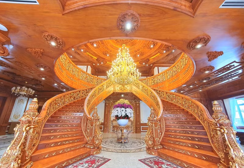 Nhiều hạng mục bên trong biệt thự như cửa, cầu thang và trần được sử dụng hoàn toàn bằng gỗ đỏ từ Lào. Ảnh: Facebook