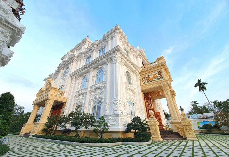 Dinh thự cao 28m với 1 tầng trệt, 1 lửng, 1 tầng lầu và 1 tum, được thiết kế theo phong cách Đông - Tây kết hợp. Ảnh: Facebook