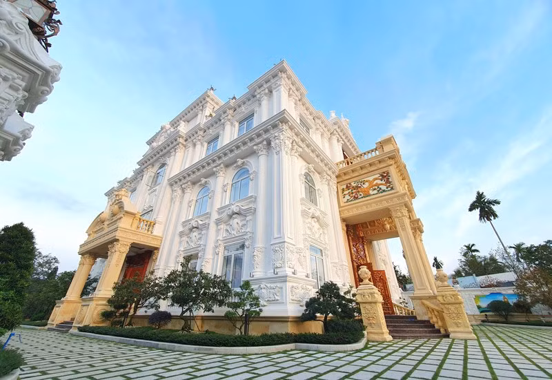 Dinh thự cao 28m với 1 tầng trệt, 1 lửng, 1 tầng lầu và 1 tum, được thiết kế theo phong cách Đông - Tây kết hợp. Ảnh: Facebook