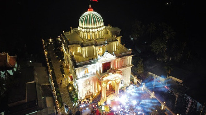 Dinh thự Lang Truyền lung linh khi đêm về. Ảnh: Facebook