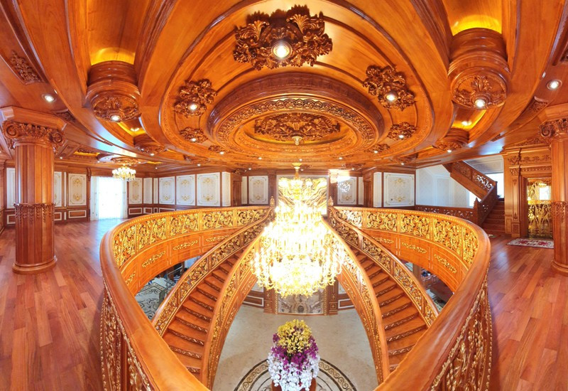 Cầu thang chính giữa sảnh thiết kế uốn lượn theo phong cách cổ điển. Toàn bộ khu vực lan can cầu thang đều được dát vàng 24k, trang trí hoa văn cầu kỳ. Ảnh: Facebook