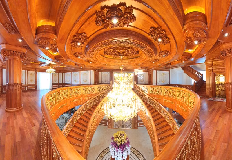 Cầu thang chính giữa sảnh thiết kế uốn lượn theo phong cách cổ điển. Toàn bộ khu vực lan can cầu thang đều được dát vàng 24k, trang trí hoa văn cầu kỳ. Ảnh: Facebook