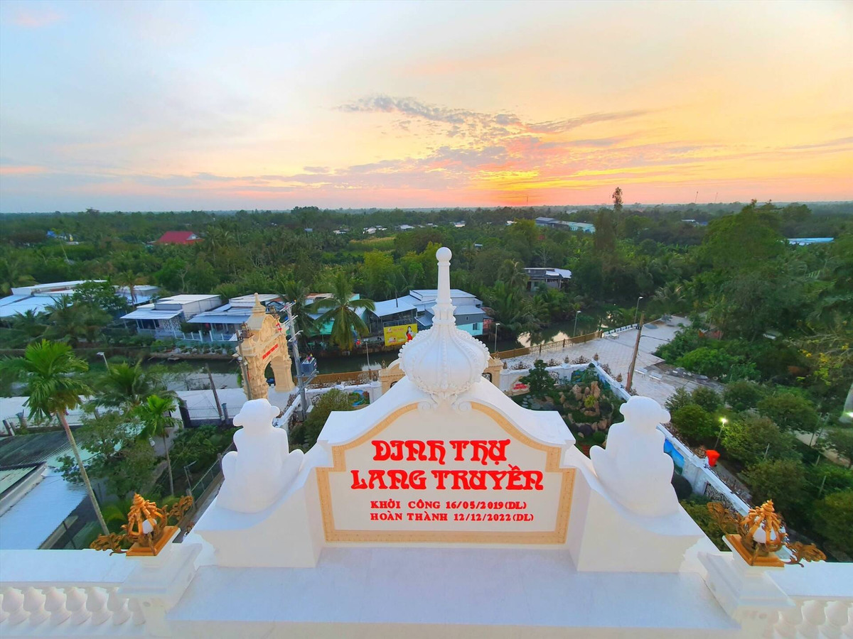 Tên dinh thự được đặt theo tên của hai vợ chồng ông Ngọc Lang. Ảnh: Happynest