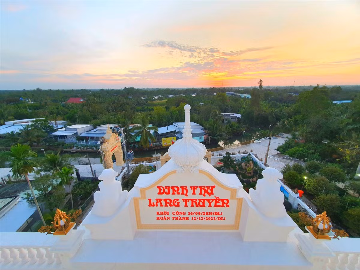 Tên dinh thự được đặt theo tên của hai vợ chồng ông Ngọc Lang. Ảnh: Happynest