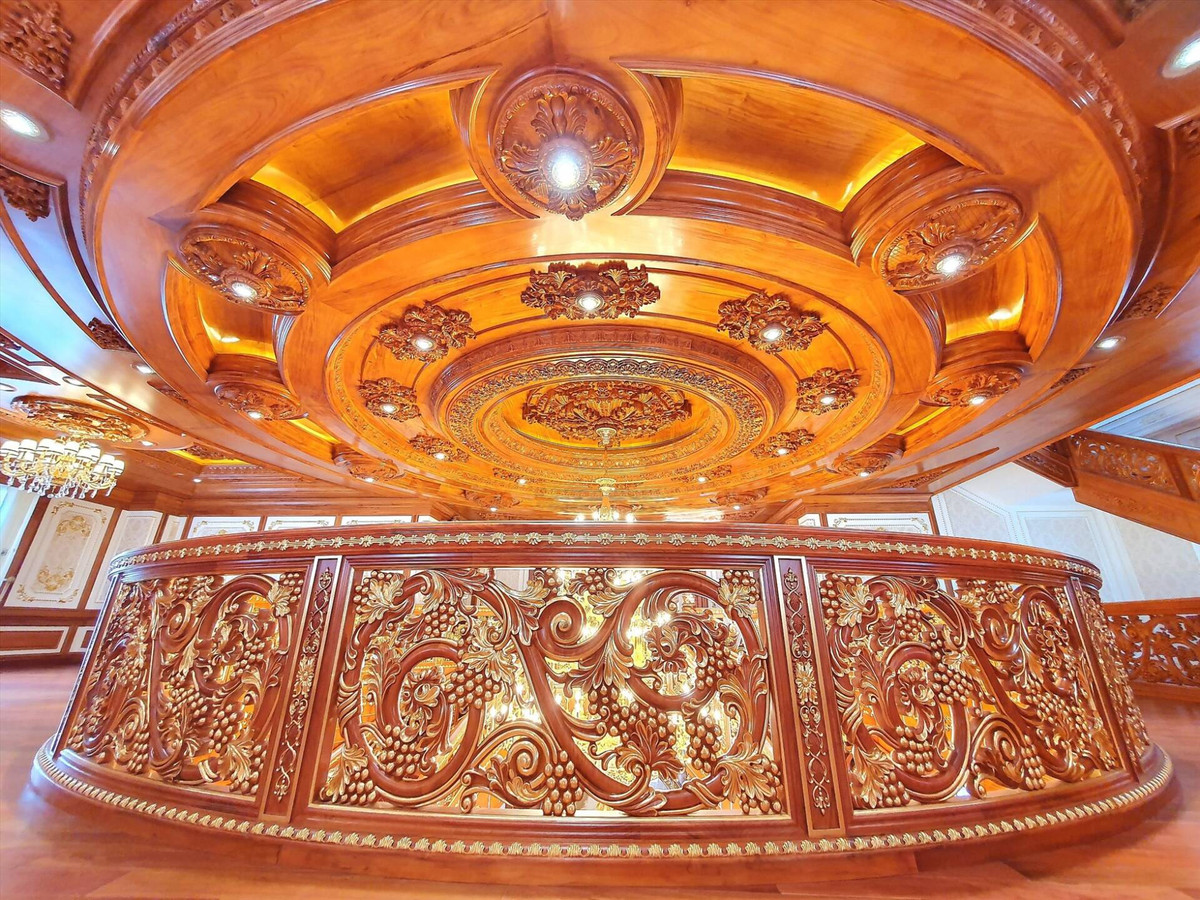 Trần nhà ốp gỗ và dát vàng hoành tráng. Ảnh: Happynest