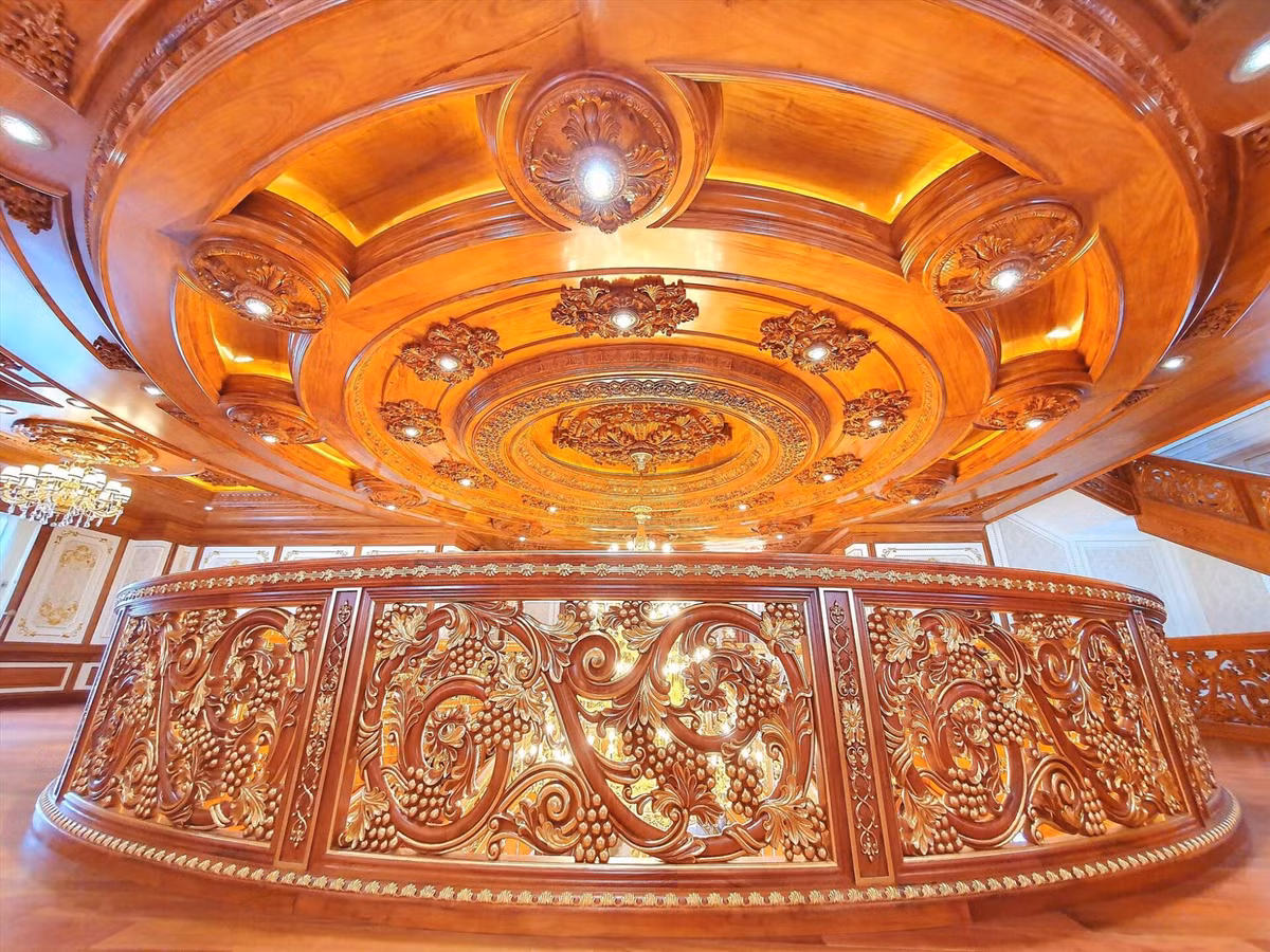 Trần nhà ốp gỗ và dát vàng hoành tráng. Ảnh: Happynest