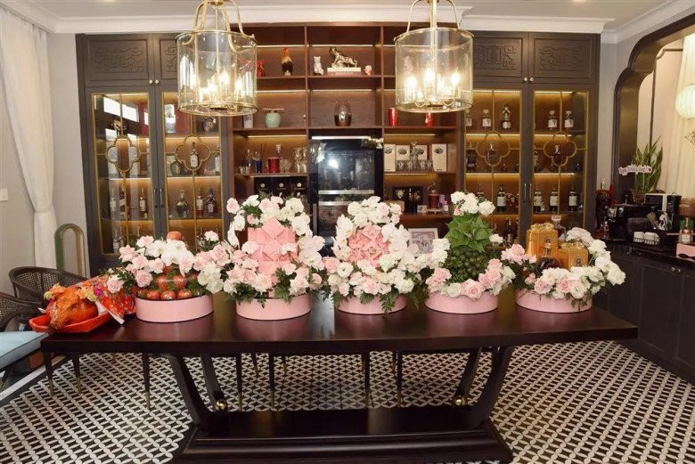 Đó là không gian rộng rãi, có bàn ghế gỗ vừa mang nét cổ điển vừa hiện đại.