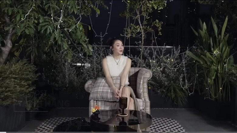 Sân thượng ngập tràn cây xanh, được trang trí bằng đèn nhấp nháy tạo không gian rất "chill".