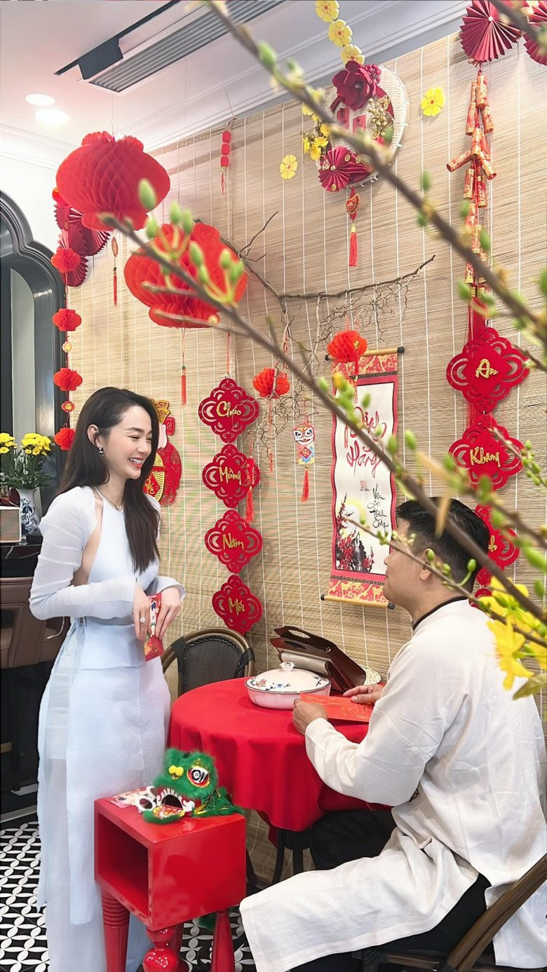 Vào dịp Tết, vợ chồng Minh Hằng biến căn biệt thự trở nên rực rỡ khi trang trí đậm nét truyền thống. Nguồn ảnh: Facebook, Vlog NV