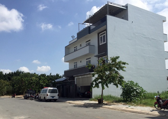 Căn biệt thự của nghệ sĩ Kim Tử Long được ước tính trị giá triệu đô, có tông màu trắng và xám chủ đạo. Ảnh: Zing