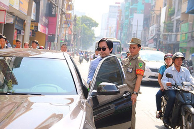 Ngoài biệt thự, nam nghệ sĩ còn khiến khán giả choáng ngợp khi mạnh tay chi tiền "thay xe hơi như thay áo". Ảnh: Thegioitre