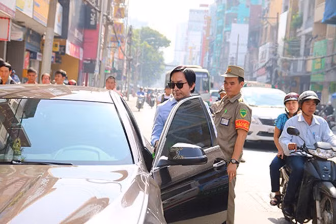 Ngoài biệt thự, nam nghệ sĩ còn khiến khán giả choáng ngợp khi mạnh tay chi tiền "thay xe hơi như thay áo". Ảnh: Thegioitre