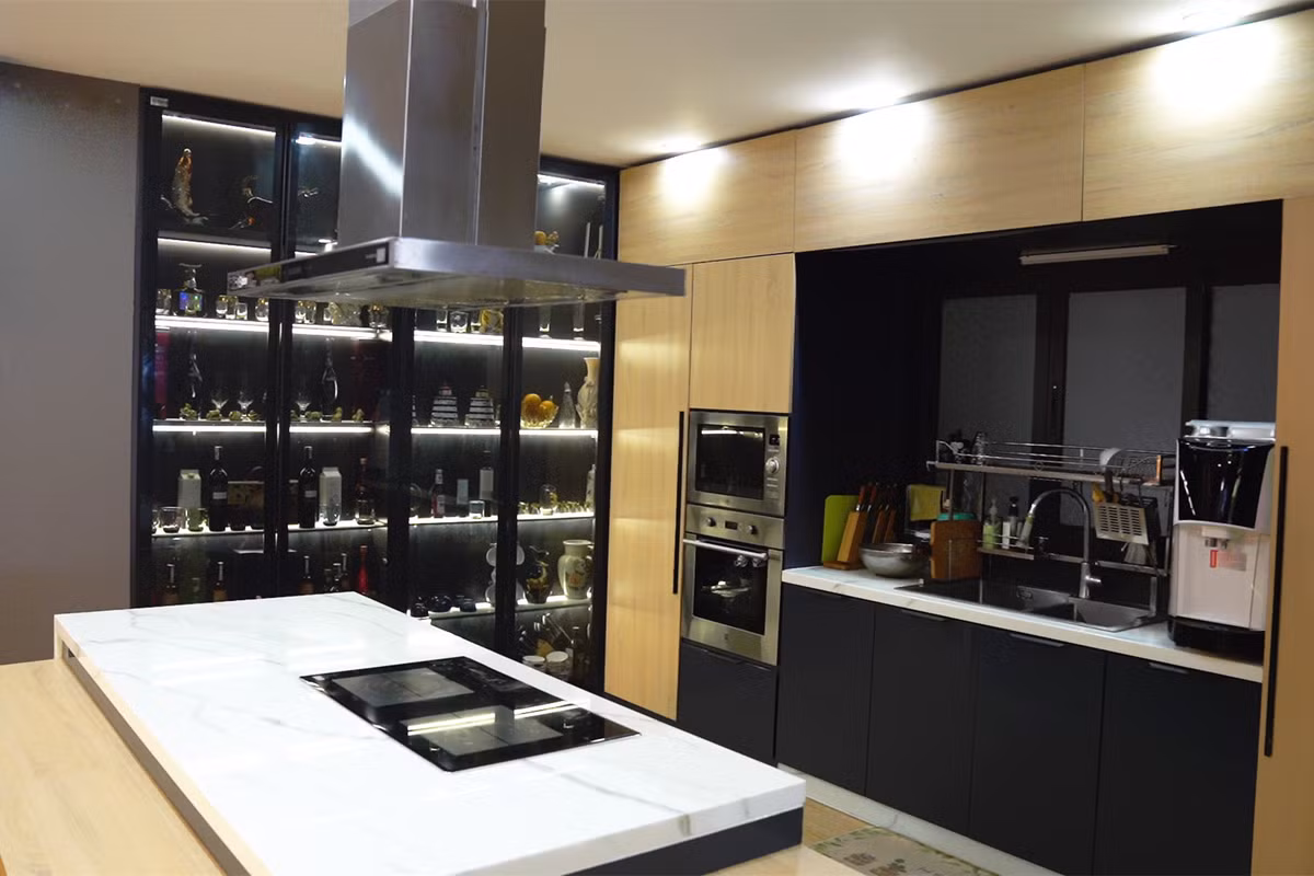 Trong nhà, nghệ sĩ Kim Tử Long thích nhất nhà bếp tiện nghi, nhiều trang thiết bị hiện đại để trổ tài nấu nướng khi rảnh rỗi. Ảnh: Vietnamnet