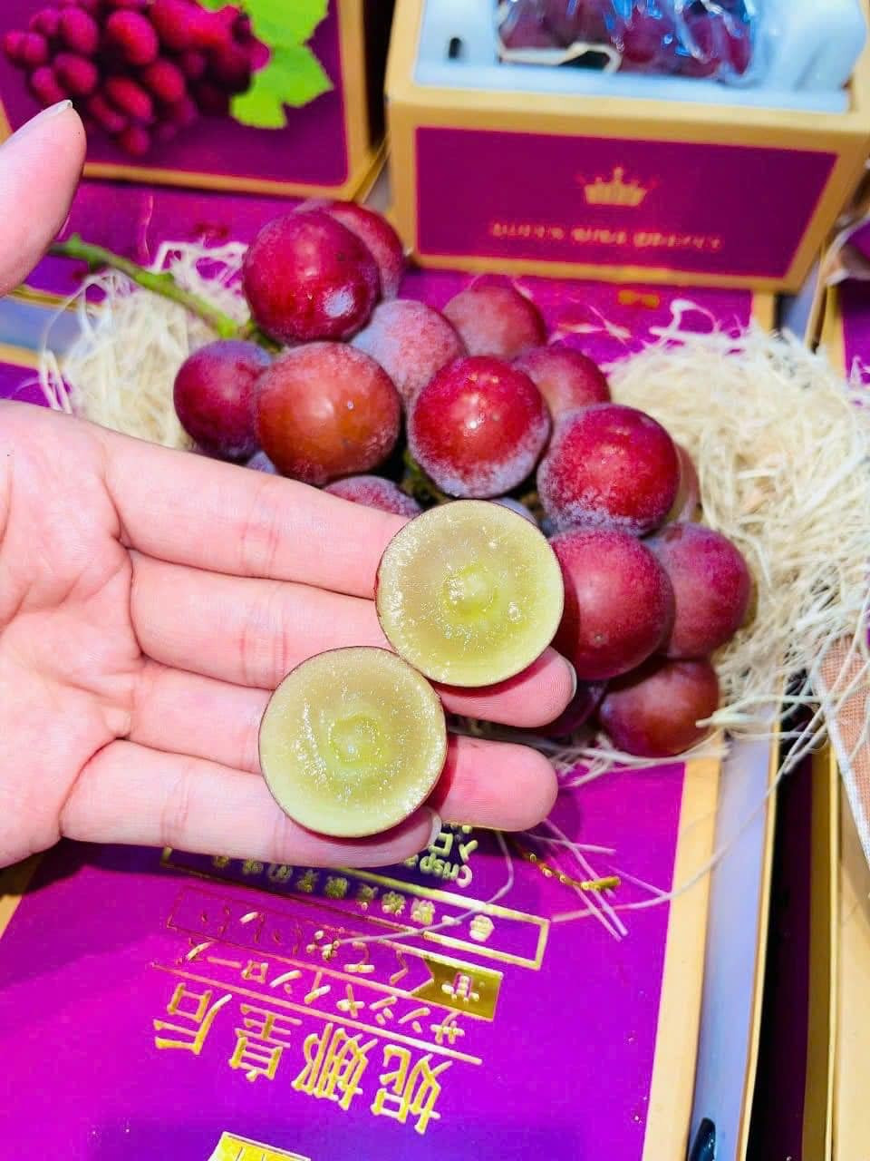 Queen Nina mang điểm nổi trội của hai loại nho mẫu đơn Shine Muscat và nho rượu Pinone của Nhật Bản. Vì thế, nho có vị thơm mùi sữa pha lẫn vị rượu vang, độ ngọt cao, không có vị chua. Ảnh: FB Vũ Ngọc Thùy Dương