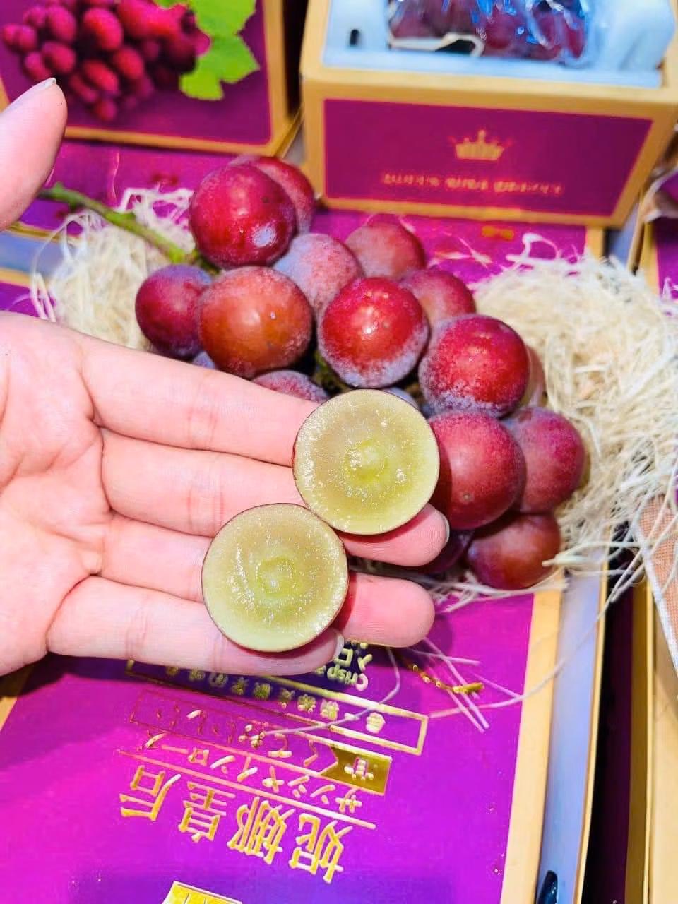 Queen Nina mang điểm nổi trội của hai loại nho mẫu đơn Shine Muscat và nho rượu Pinone của Nhật Bản. Vì thế, nho có vị thơm mùi sữa pha lẫn vị rượu vang, độ ngọt cao, không có vị chua. Ảnh: FB Vũ Ngọc Thùy Dương