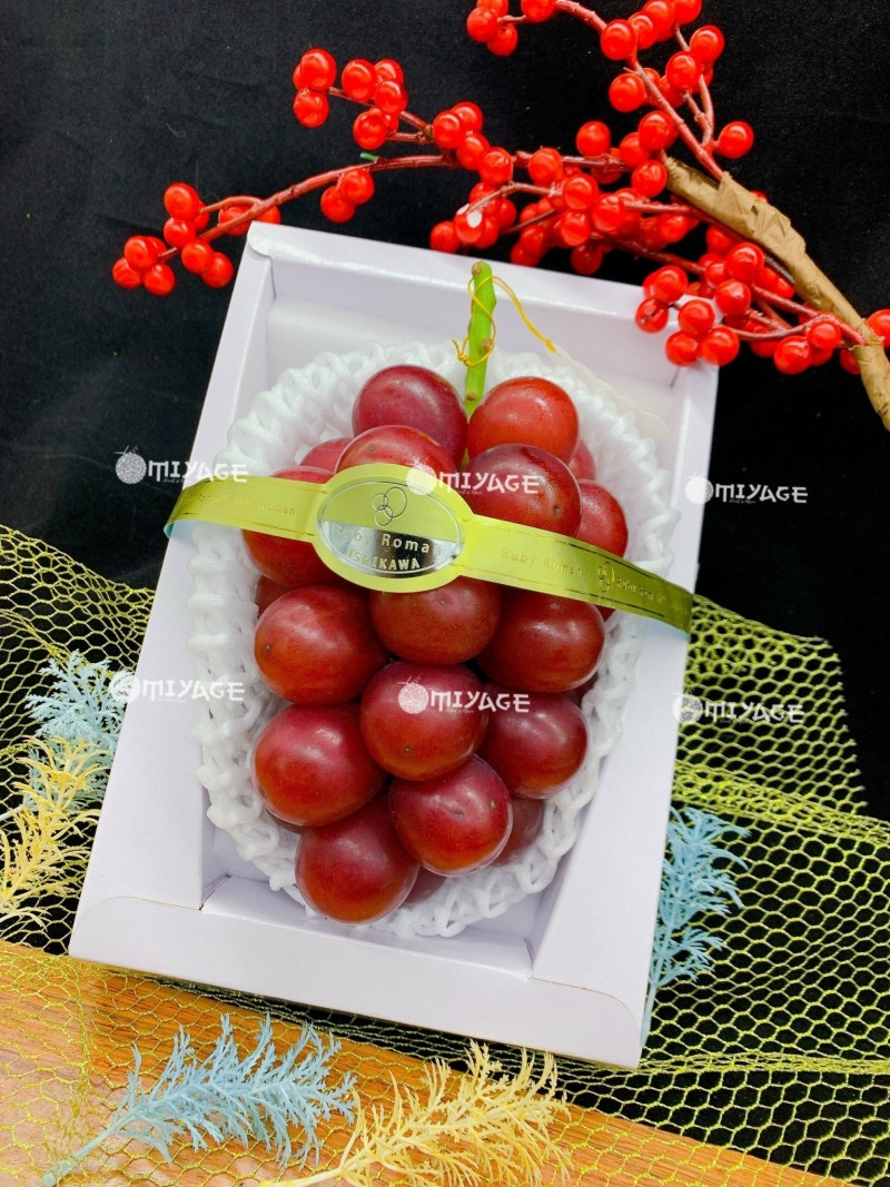 Nho Ruby Roman trồng tại Nhật Bản về Việt Nam từng được bán với giá từ 9 -11 triệu đồng/chùm. Ảnh: Omiyage.