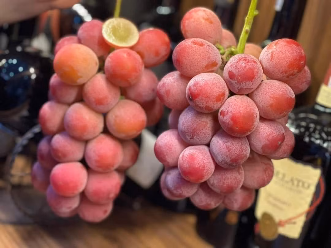 Để phân biệt nho Ruby Roman Trung Quốc với nho Ruby Roman Nhật Bản, khách hàng chỉ cần quan sát lòng bên trong của quả. Ảnh: FB Lê Thị Ngọc Lý