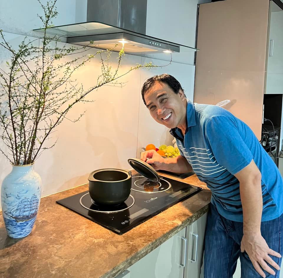 Khu bếp đơn giản nhưng hiện đại.