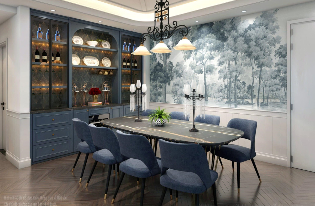 Cạnh bàn ăn là tủ trưng bày để rượu và những món đồ decor lạ mắt.