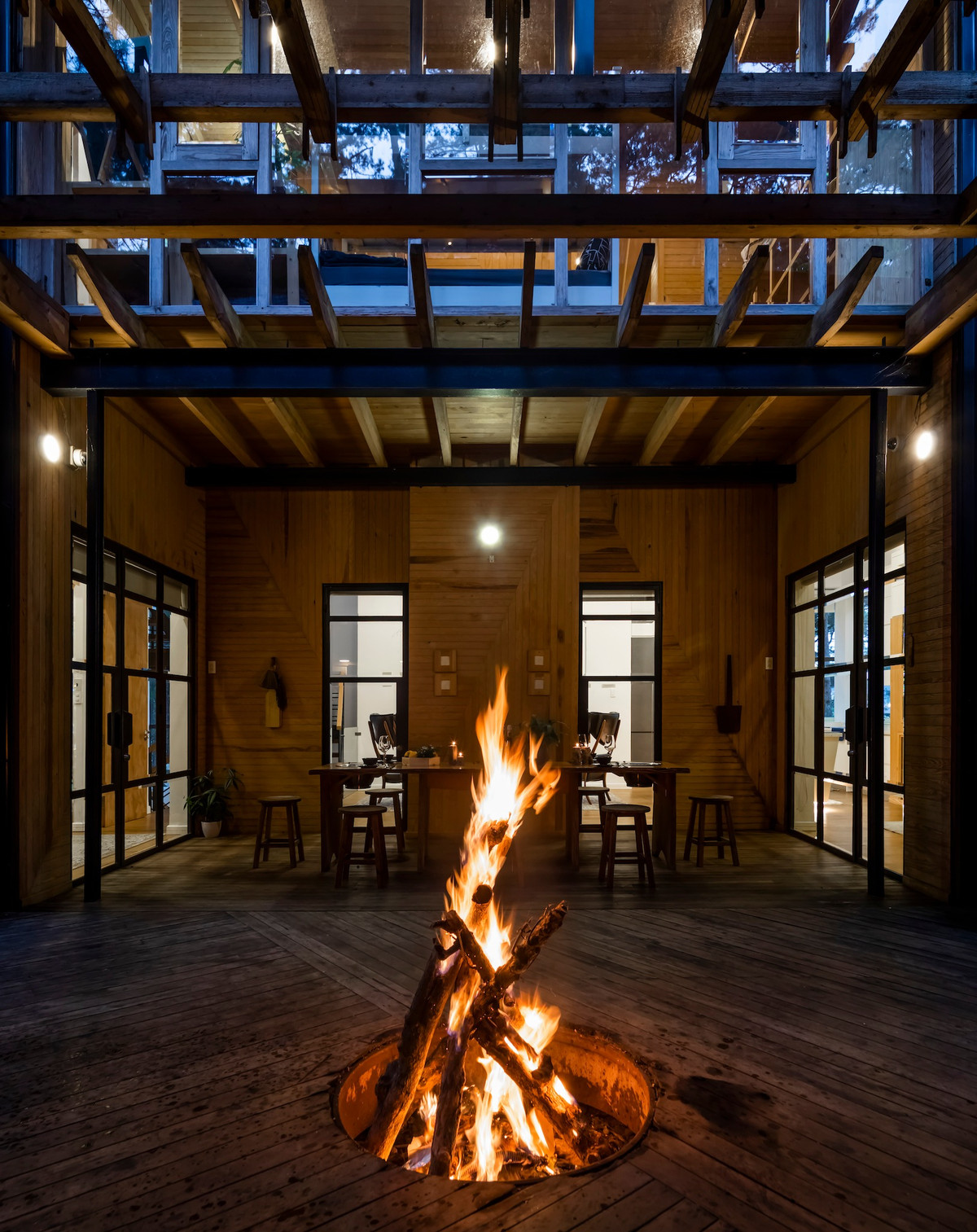 Trong khuôn viên biệt thự còn có cả chỗ để đốt lửa. Nguồn ảnh: FBNV