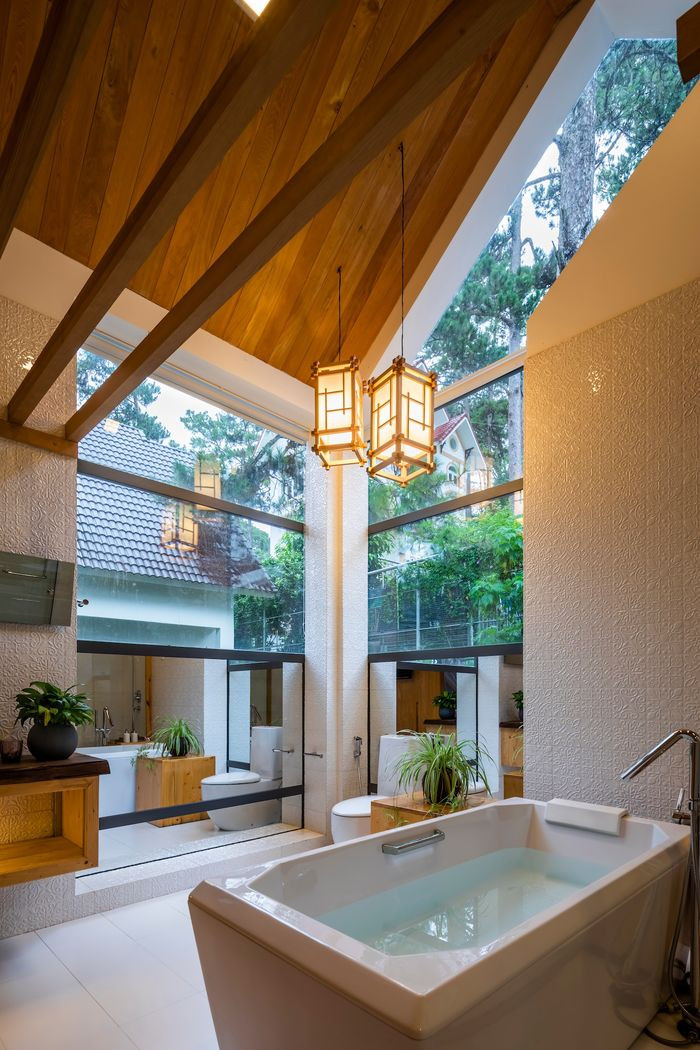 Phòng tắm thiết kế mở với nội thất hiện đại.