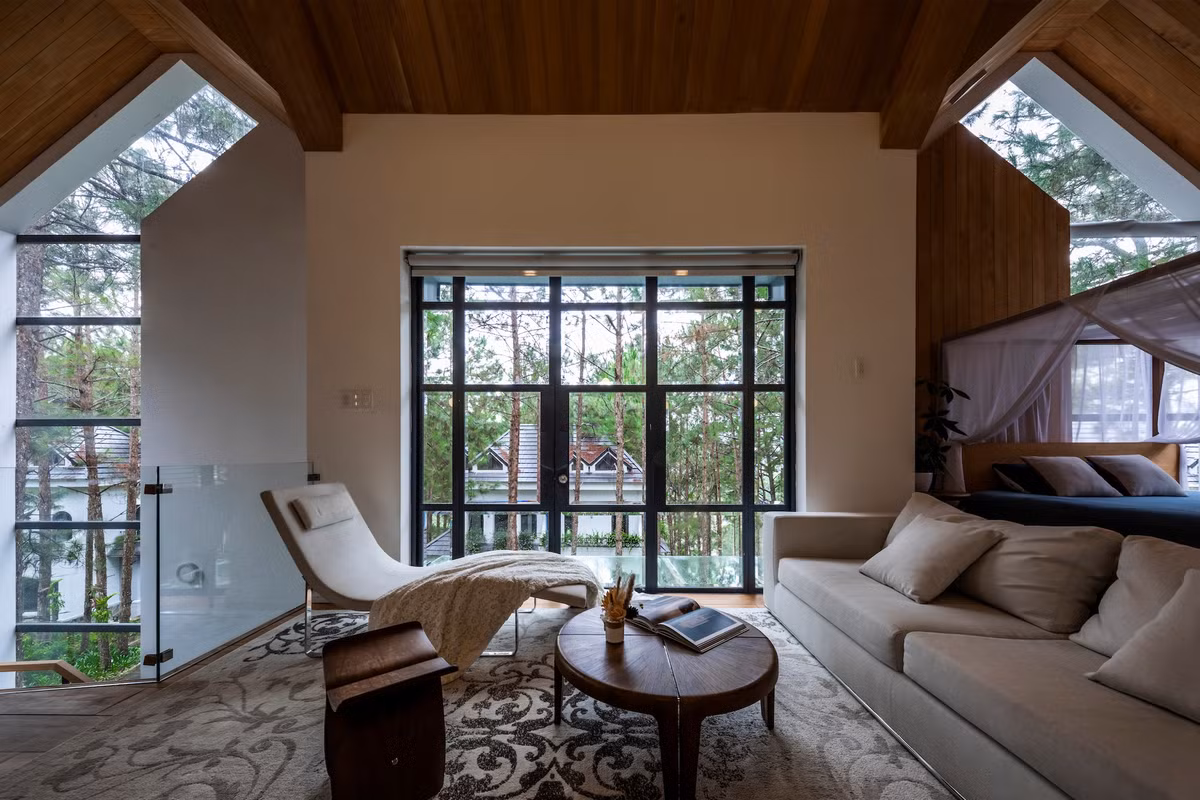 Căn biệt thự của Phan Như Thảo sử dụng nhiều cửa kính lớn giúp lấy ánh sáng tối đa.