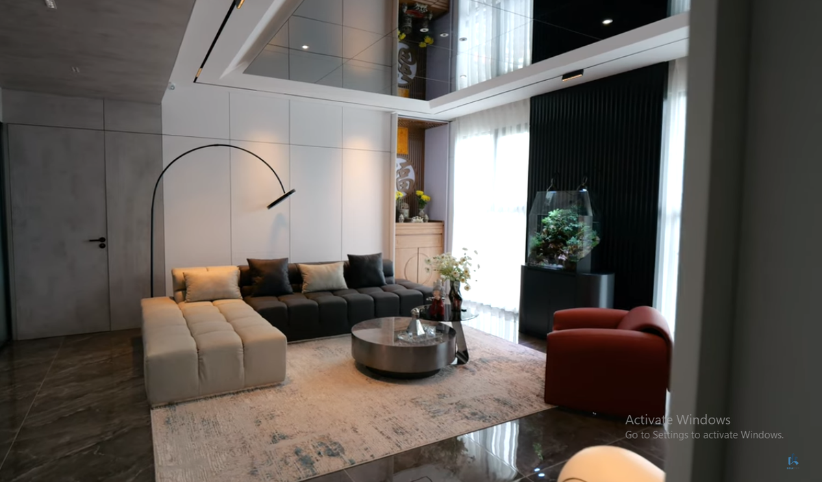 Mới đây, kênh YouTube NhaF giới thiệu căn hộ rộng 150 m2 của một cặp vợ chồng trẻ ở Mỹ Đình, Hà Nội.