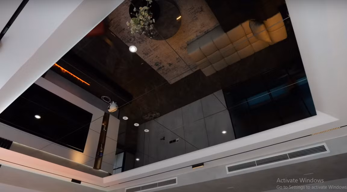 Trần và sàn nhà đều được làm bằng chất liệu phản chiếu, tạo cảm giác không gian như rộng hơn.