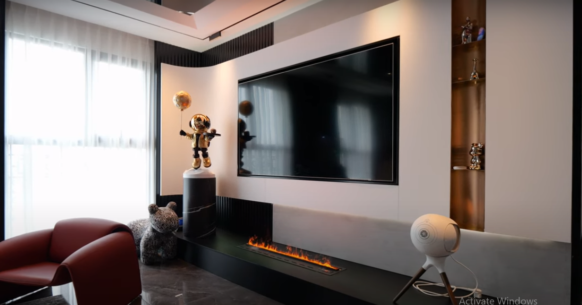 Ngôi nhà được thiết kế theo phong cách đương đại với thiết kế chủ yếu là mặt phẳng, đường thẳng và sử dụng gam màu xám trắng chủ đạo.