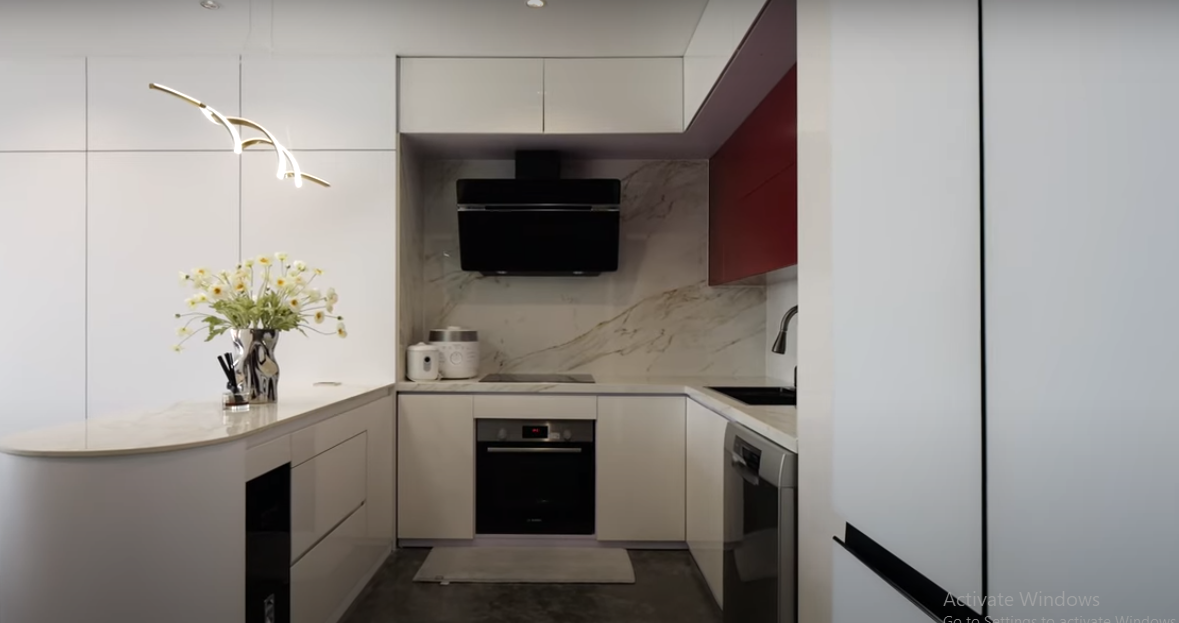 Khu bếp nhỏ nhưng đầy đủ tiện nghi, có lò nướng, máy rửa bát...