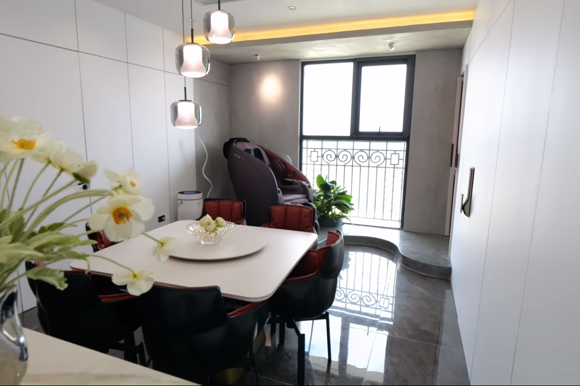 Bàn ăn nhỏ đủ chỗ cho 6 người được bố trí cạnh cửa kính rất thoáng đãng.