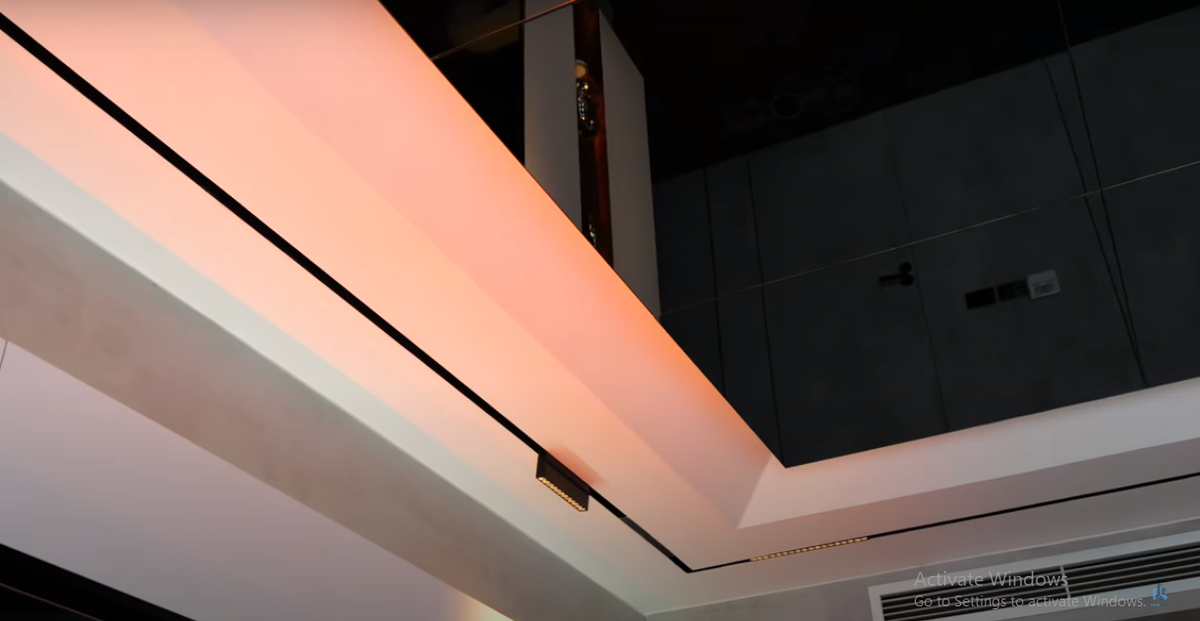 Ánh sáng trên trần nhà có thể thay đổi theo chủ đề giúp tô điểm cho không gian thêm bắt mắt.