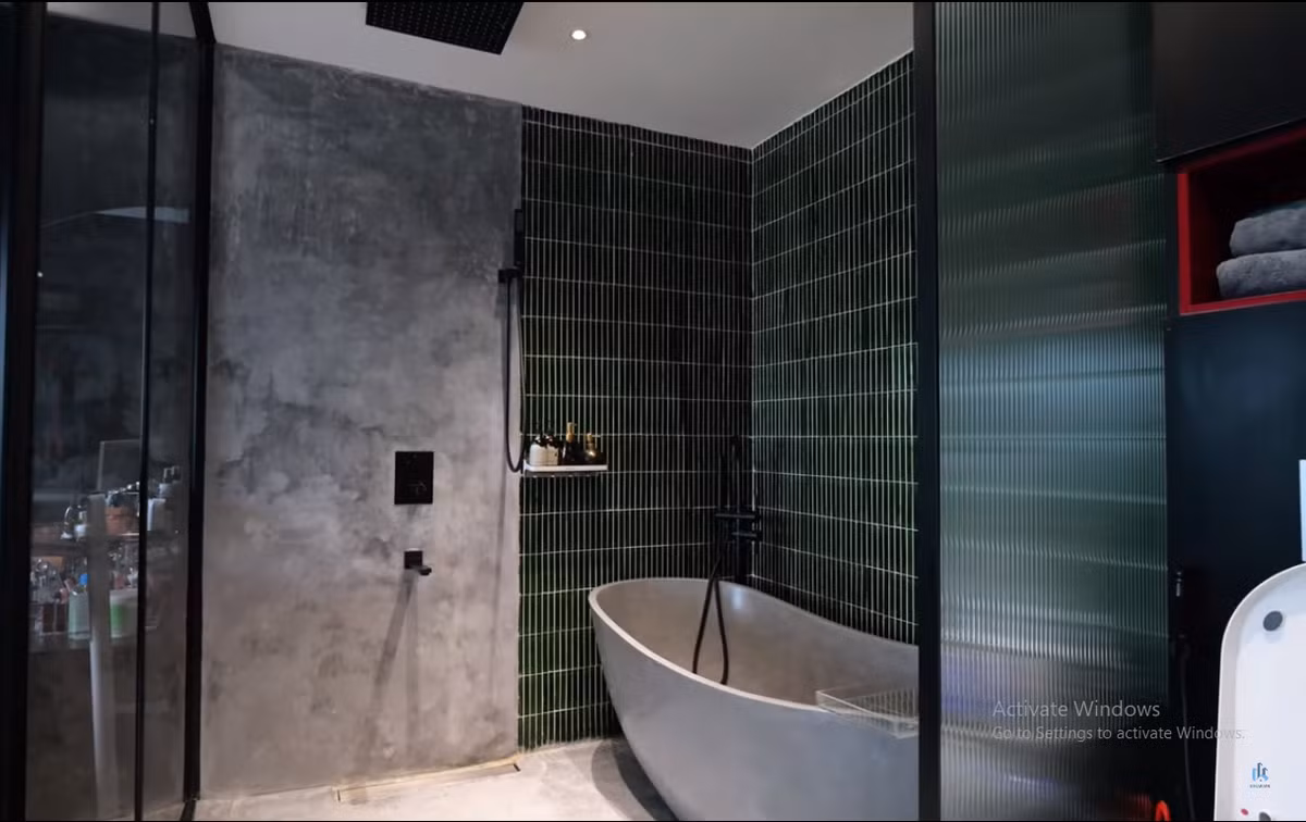 Phòng tắm được trang bị nội thất hiện đại. Nguồn ảnh: chụp màn hình NhaF