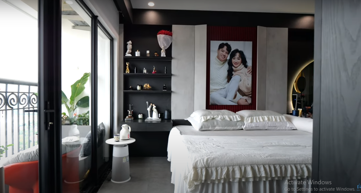 Phòng ngủ master nổi bật với gam màu đen cá tính, có ban công hóng gió mát.