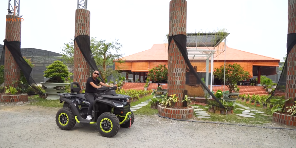 Để di chuyển vòng quanh khuôn viên biệt thự phải dùng tới xe.