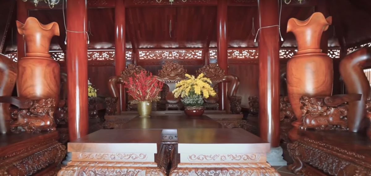 Điều đặc biệt nhất trong ngôi nhà là ở đâu cũng thấy gỗ quý hiếm.